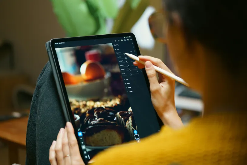 Apple brings back tabs to the Photos app in iOS 26